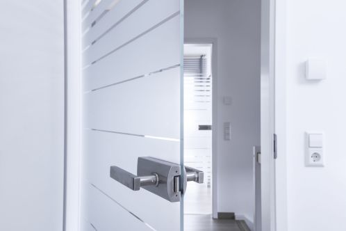 Sichtschutzfolie in Milchglas-Optik an Badezimmerfenster – elegante Privatsphäre