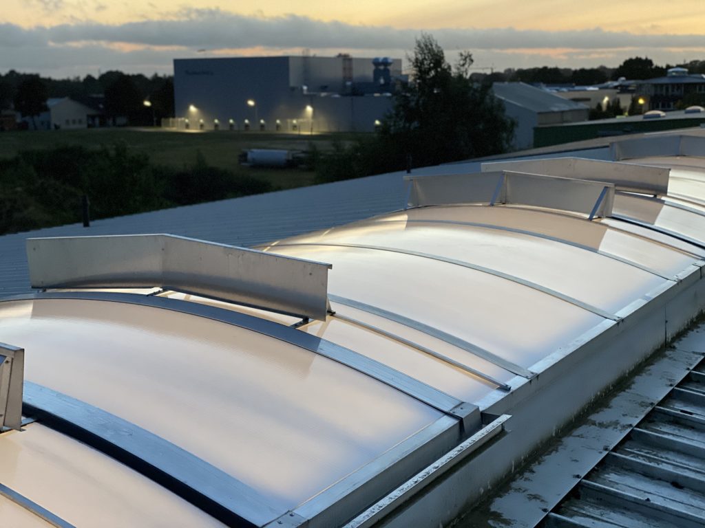 Sonnenschutzfolie auf Polycarbonat-Stegplatte – Spezialfolie für Lichtbänder und Wintergärten