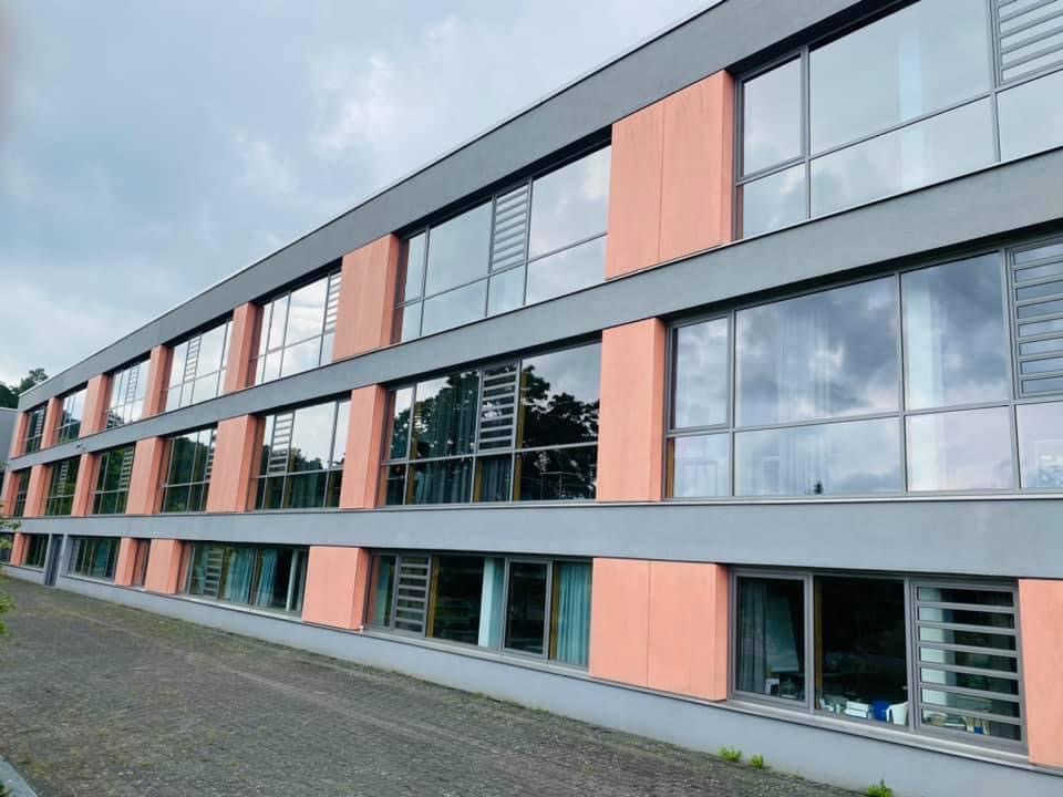 Sonnenschutzfolie Montage an Bürofenster – Referenzprojekt Flexfoil