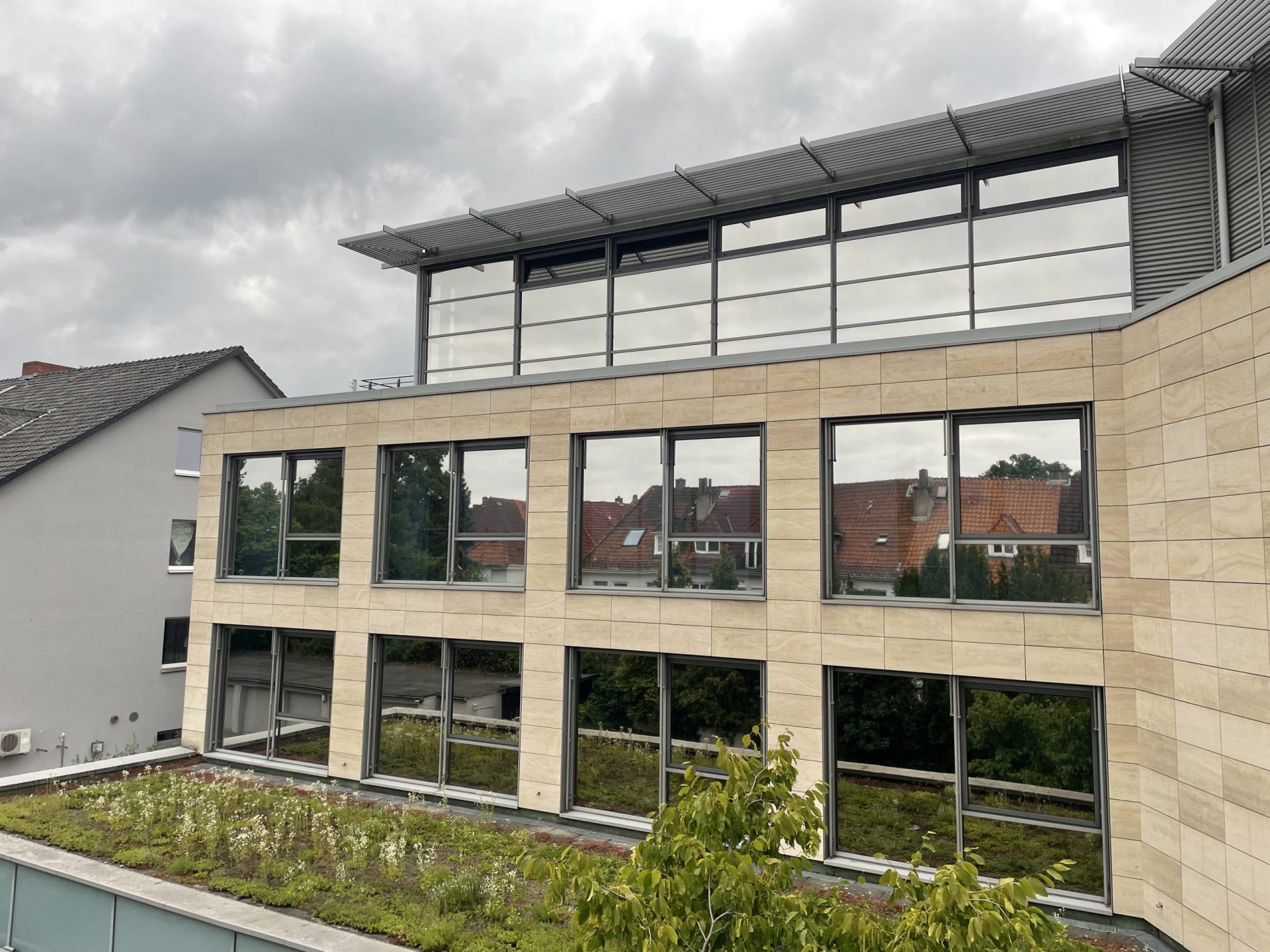 Fensterfolie für Bürogebäude – Wärmeschutz